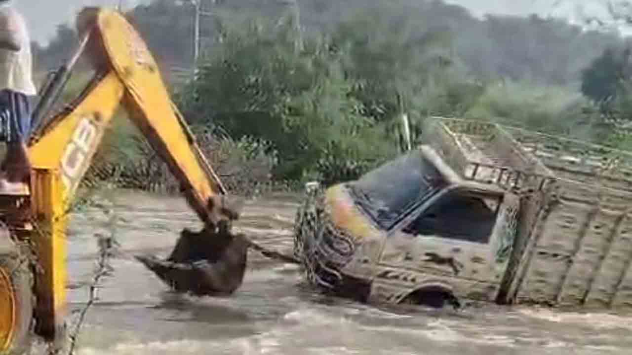 వాగులో కొట్టుకుపోయిన బొలేరో