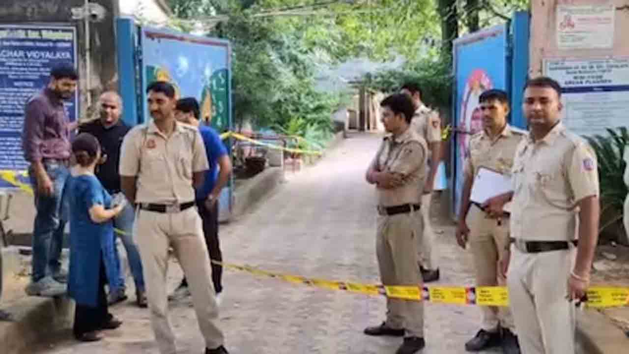 Bomb threats | ఢిల్లీలోని పలు పాఠశాలలకు బాంబు బెదిరింపులు.. పోలీసులు అలర్ట్‌