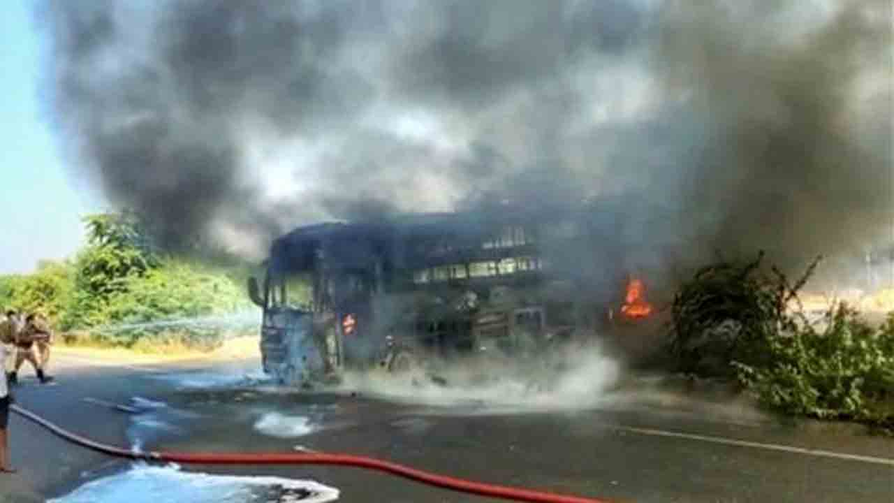 Bus caught fire | కర్నూలు ఘటన మరవకముందే మరో ప్రైవేట్ ట్రావెల్స్ బస్సు దగ్ధం.. పలువురు మృతి