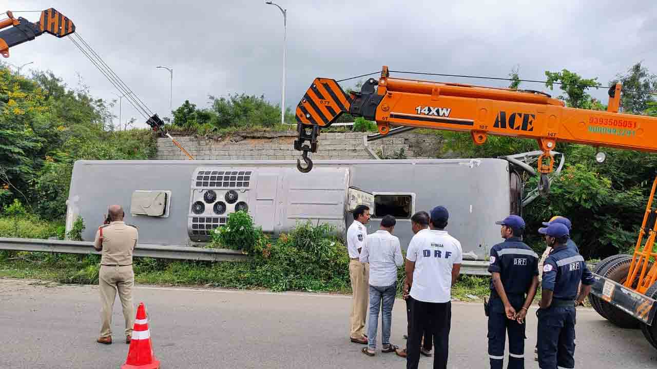 Bus over turn | ఓఆర్ఆర్ వద్ద ట్రావెల్స్ బస్సు బోల్తా.. ఐదుగురికి గాయాలు