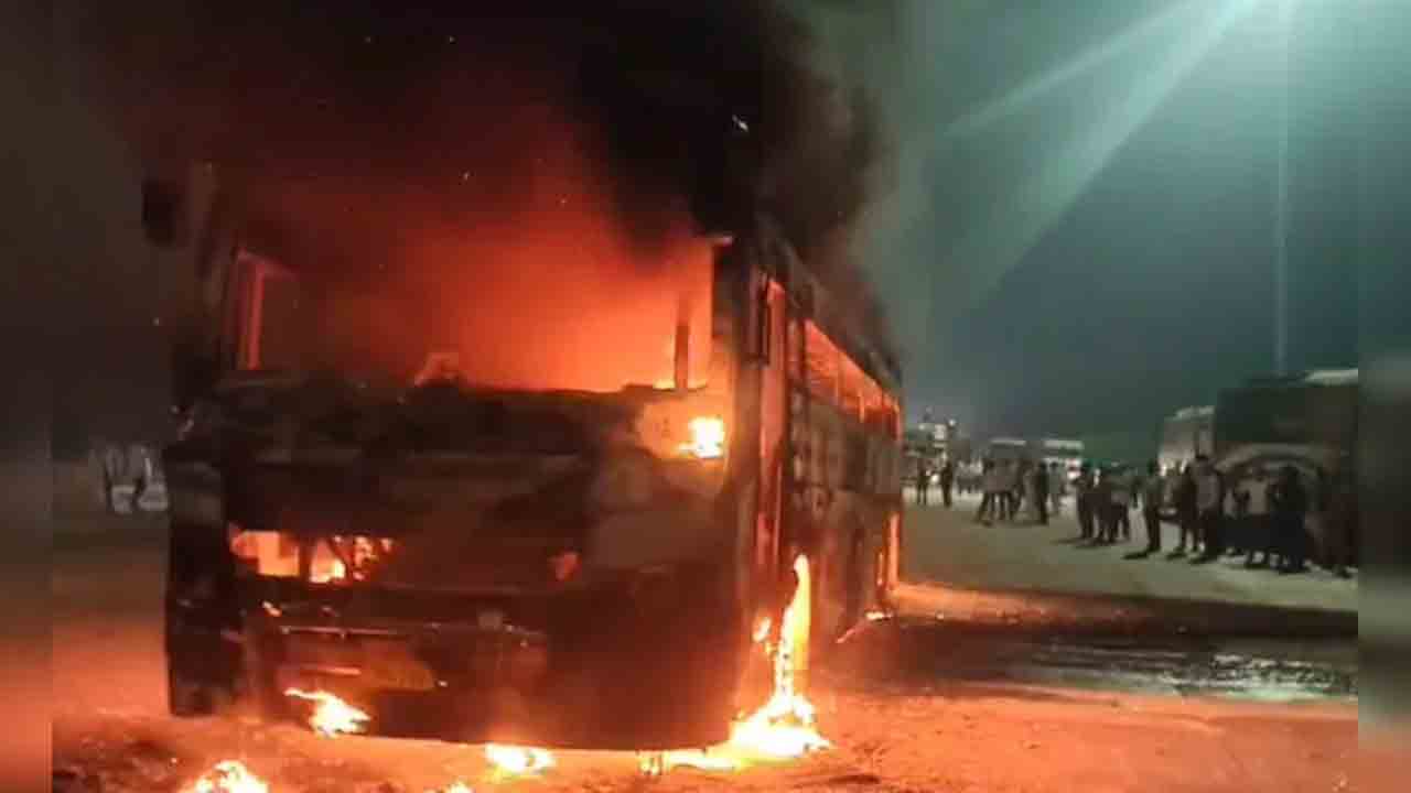 Bus fire | 70 మంది ప్రయాణికులతో వెళ్తూ మంటల్లో చిక్కుకున్న మరో బస్సు
