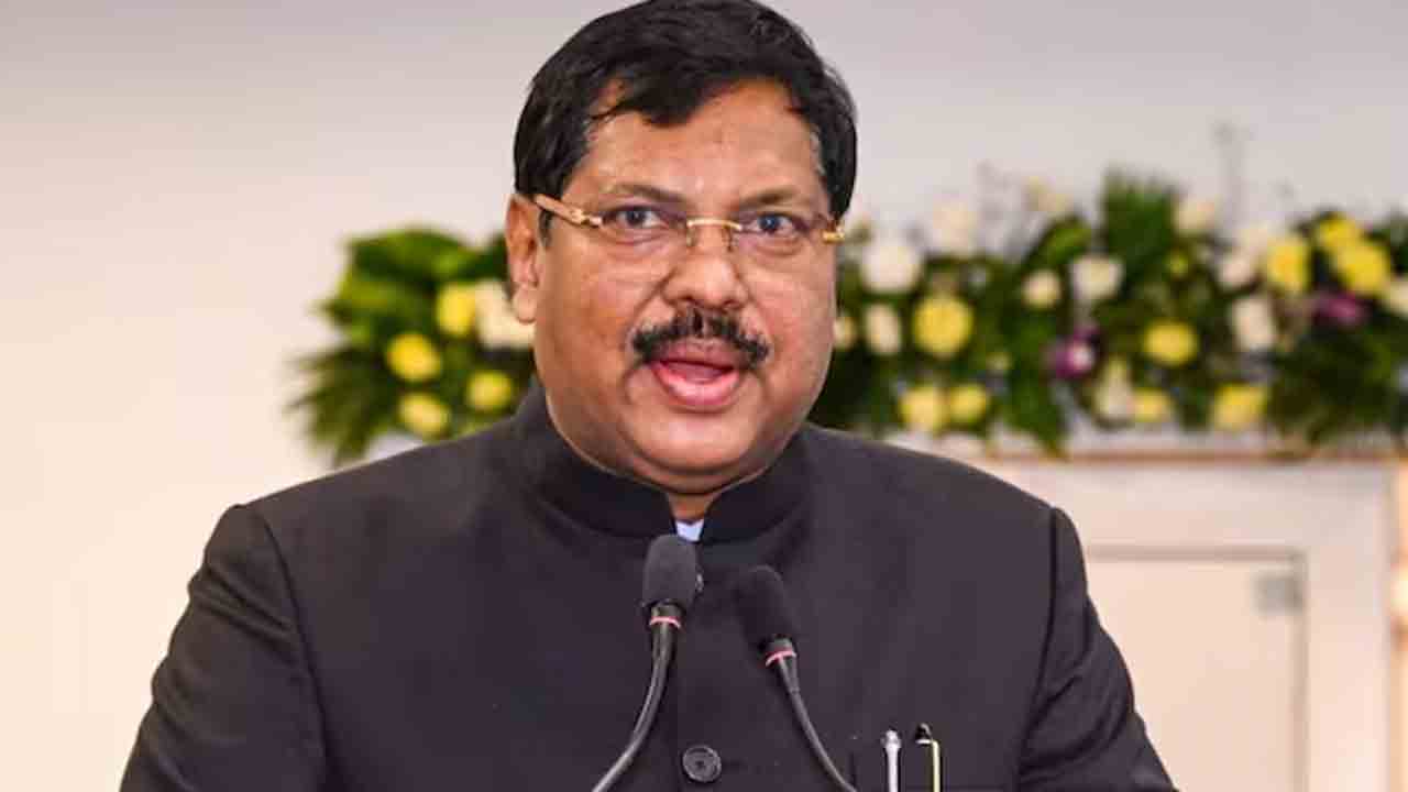CJI | షాకింగ్.. సీజేఐ గవాయ్పై షూ విసిరేందుకు యత్నించిన లాయర్