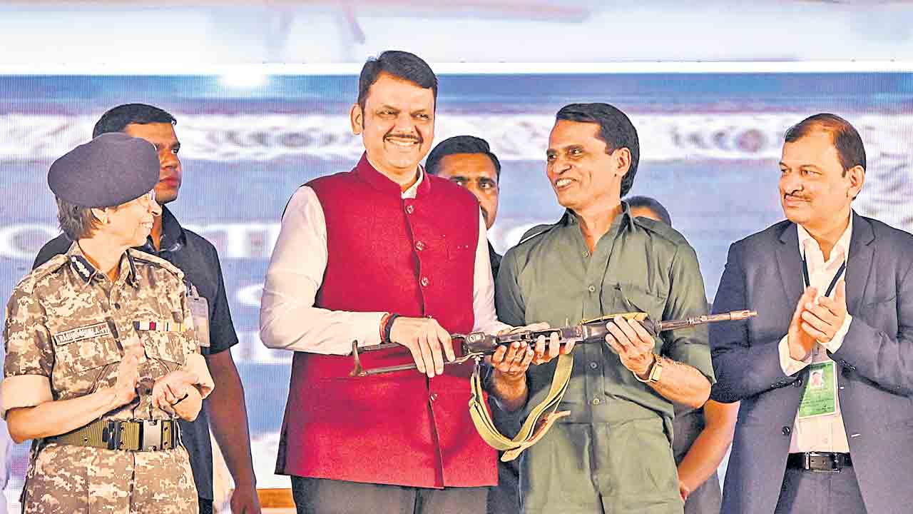 ఆయుధం అప్పగించిన మల్లోజుల