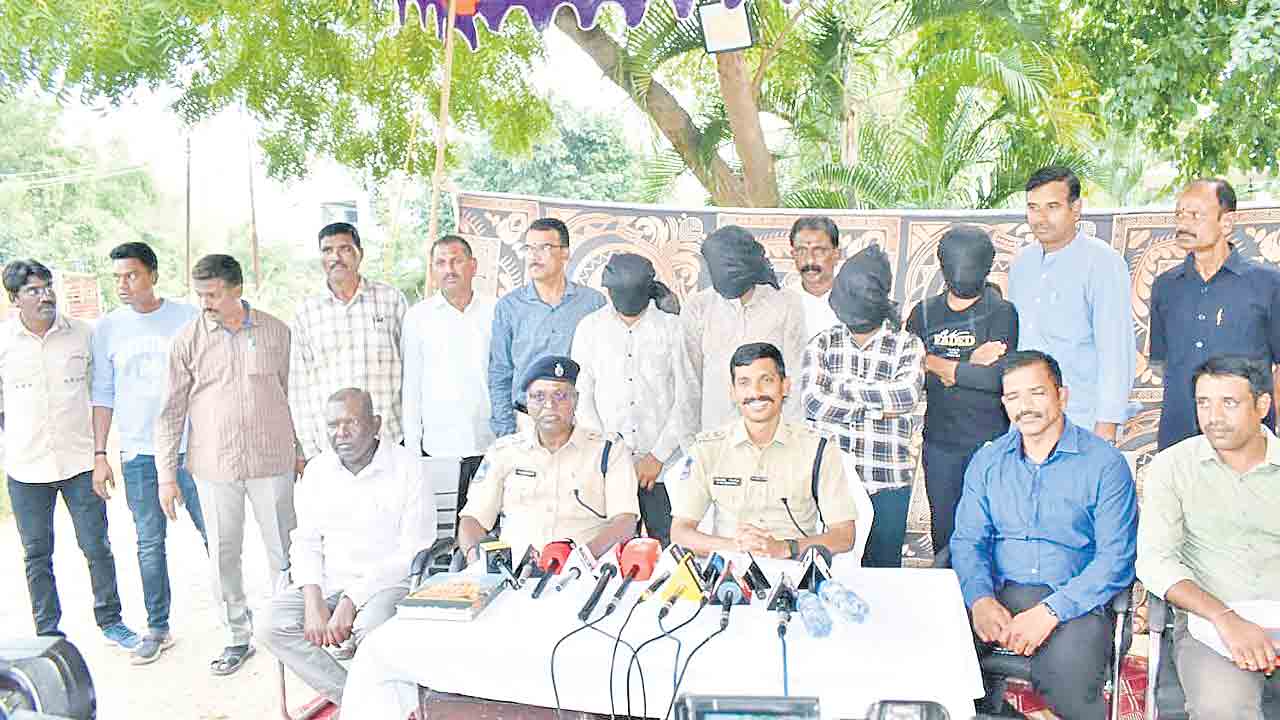 అంతర్రాష్ట్ర వాహన దొంగల ముఠా అరెస్టు