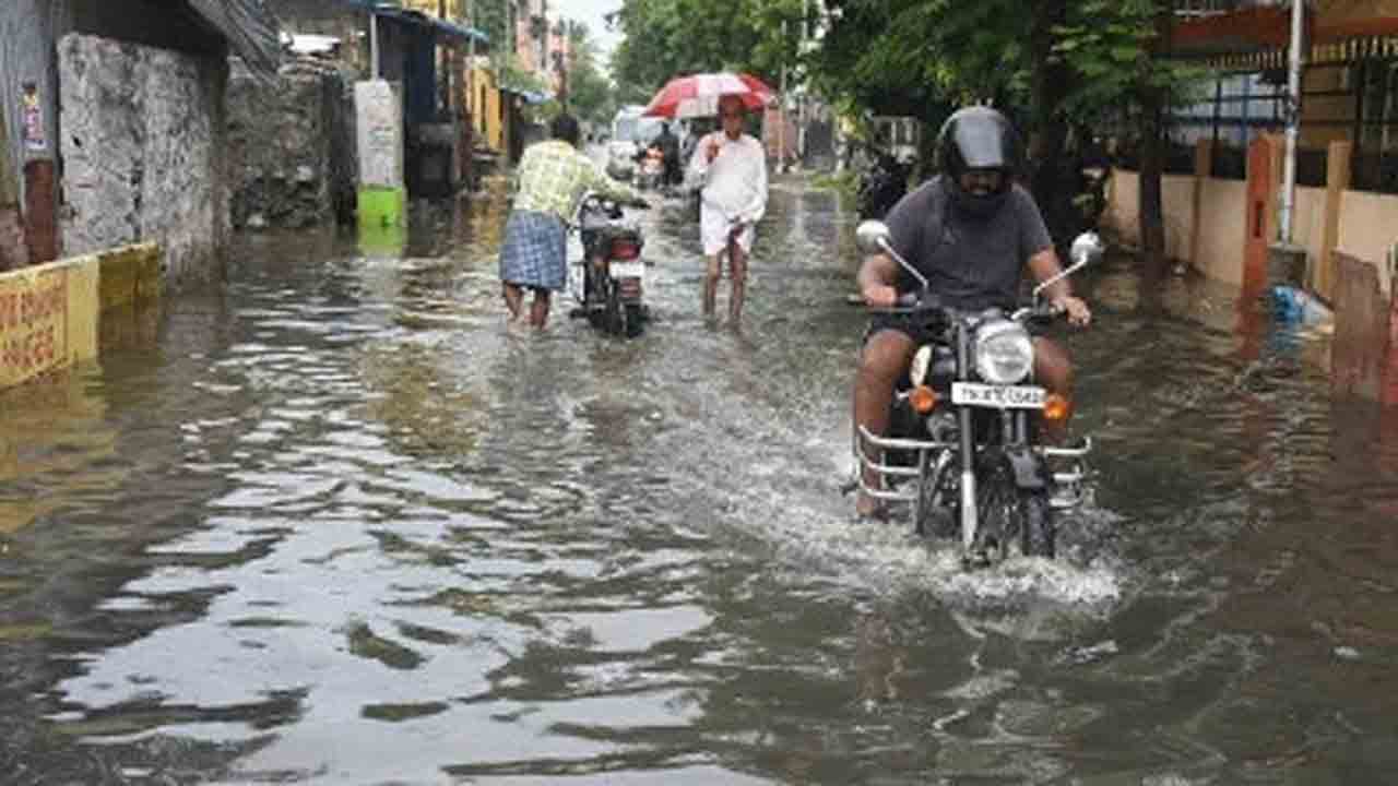 Cyclone Montha | మొంథా ఎఫెక్ట్.. చెన్నైలో భారీ వర్షం.. నీటమునిగిన లోతట్టు ప్రాంతాలు