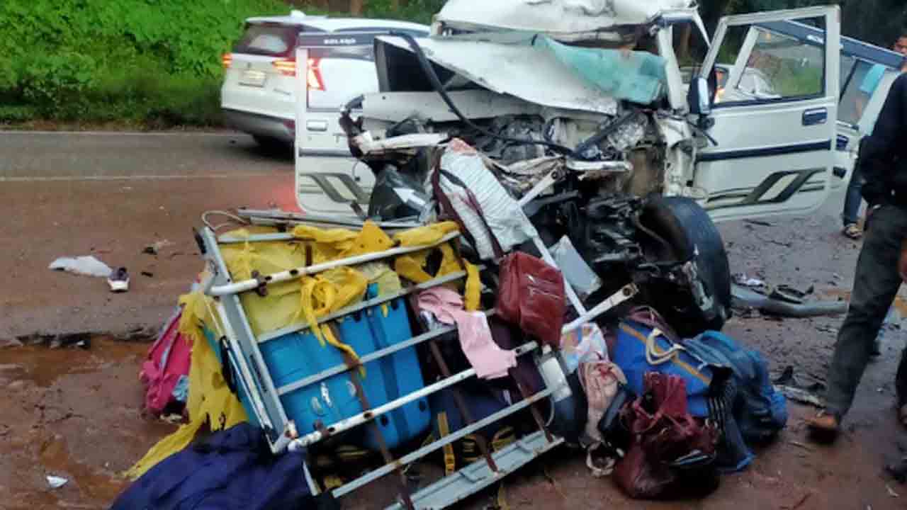 Bodies Left On Stretchers | ఫ్రీజర్ల కొరత.. స్ట్రెచర్లపైనే రోడ్డు ప్రమాద బాధితుల మృతదేహాలు