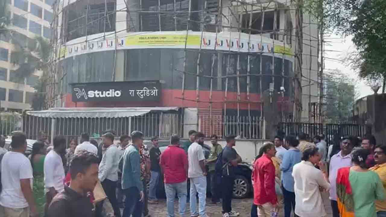 Children Held Hostage At Studio | 20 మంది పిల్లలను స్టూడియోలో బంధించిన   వ్యక్తి.. రక్షించిన పోలీసులు