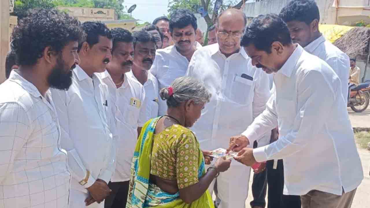 కాంగ్రెస్‌ బాకీలపై ప్రజలు నిలదీయాలి