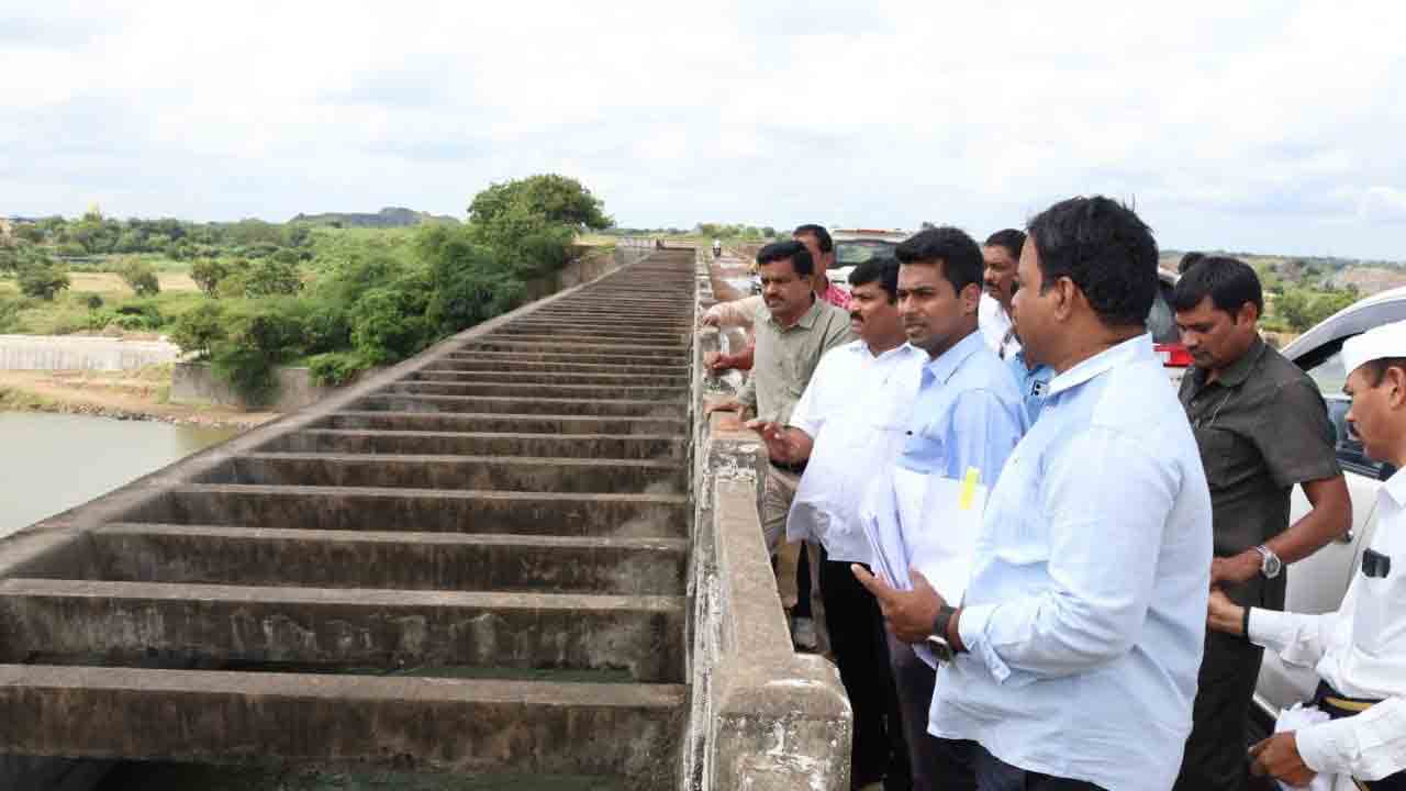 తీగల వంతెన నిర్మాణ పనులను వేగవంతం చేయాలి