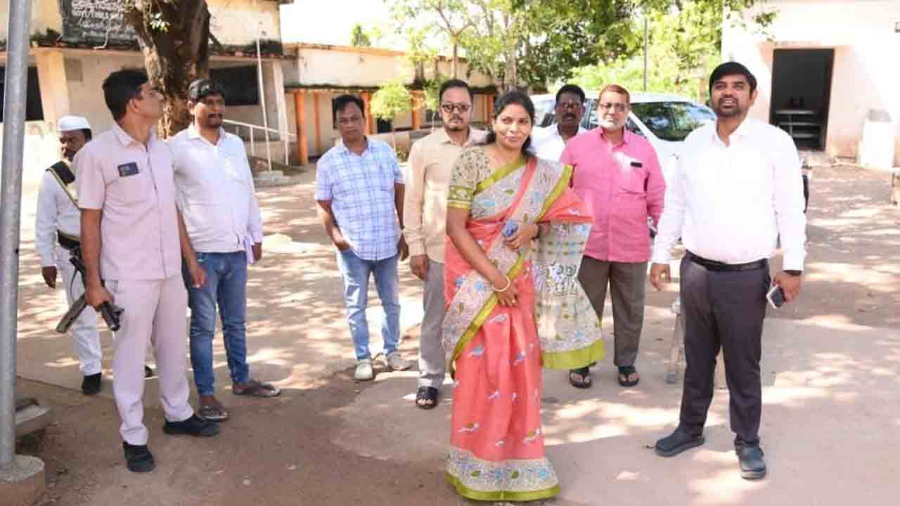 Collector Kumar Deepak | చదువులో వెనుకబడిన విద్యార్థులపై ప్రత్యేక దృష్టి సారించాలి : కలెక్టర్ కుమార్ దీపక్