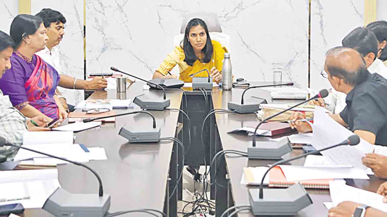 దెబ్బతిన్న రోడ్లకు తక్షణం మరమ్మతులు చేయాలి