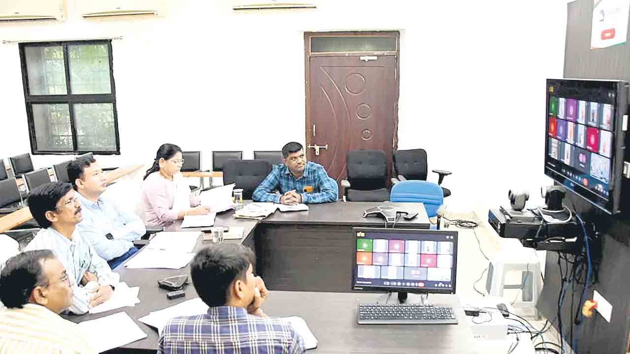 పత్తి కొనుగోళ్లు పకడ్బందీగా చేపట్టాలి.. ఆదిలాబాద్‌ కలెక్టర్‌ రాజర్షి షా