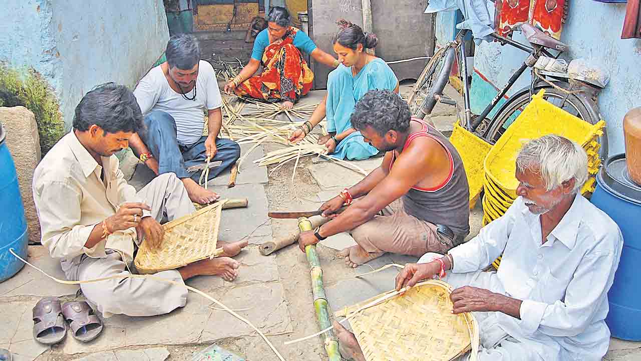 బీసీలకు వలపన్ని తామే చిక్కిరి!