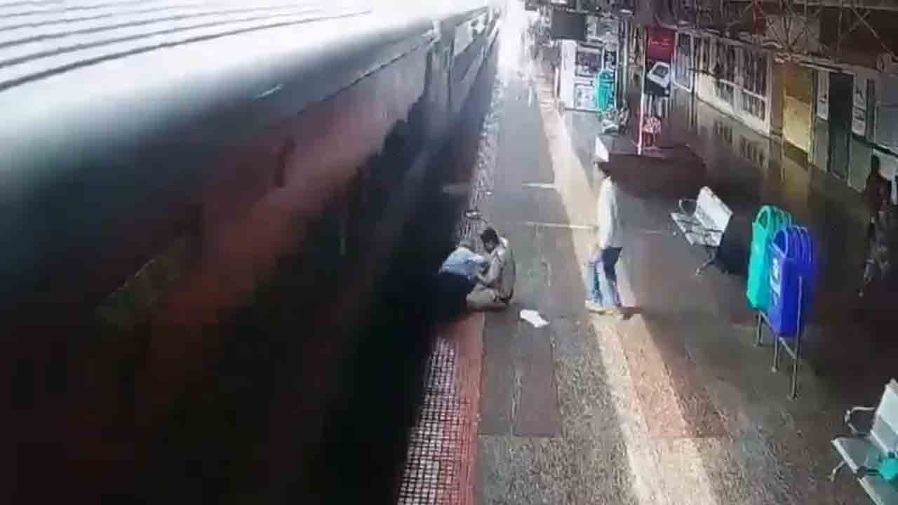 Belagavi | రైలు దిగబోయి జారిపడ్డ ప్రయాణికుడు.. వెంటనే స్పందించి కాపాడిన కానిస్టేబుల్‌.. Video