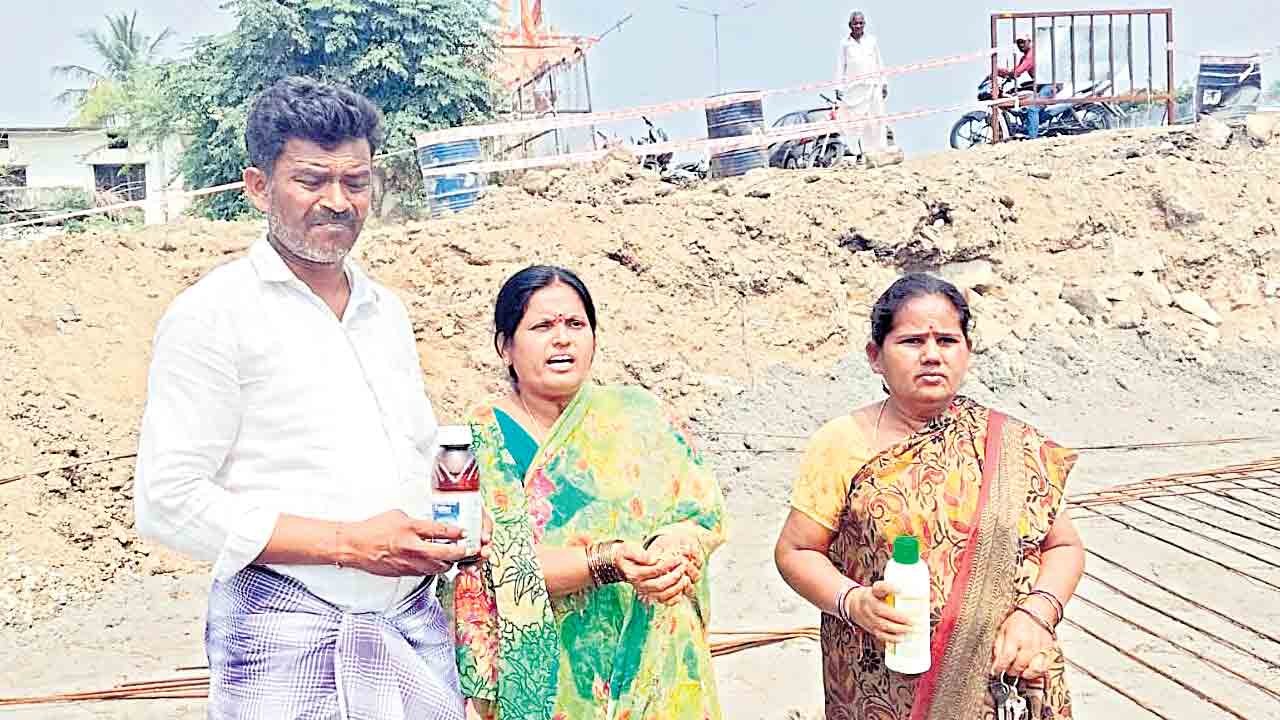పరిహారం చెల్లించాల్సిందే.. డ్రెయినేజీని త్వరగా పూర్తి చేయించాలి.. పురుగుల మందు డబ్బాలతో బాధితుల నిరసన