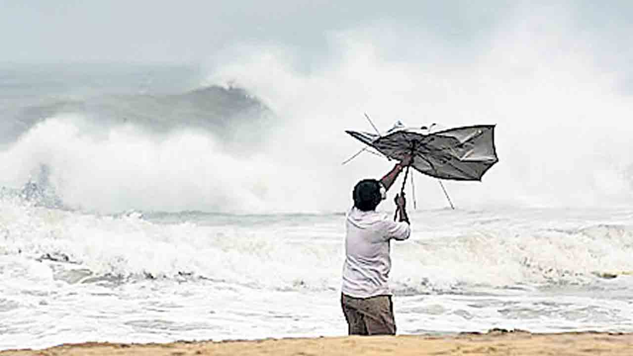 వణికించిన మొంథా.. తీరందాటిన తుపాను.. రెండ్రోజులు భారీ వర్షాలు