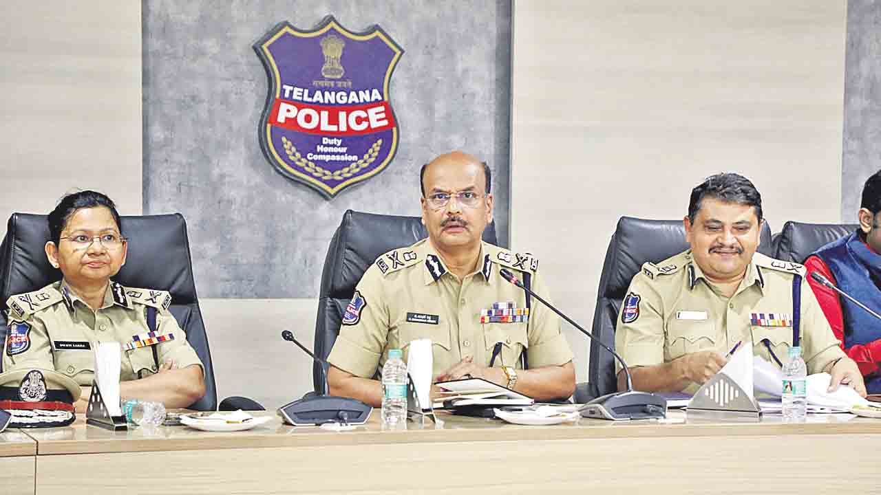 పోలీసులకు పార్టీలతో సంబంధం లేదు.. సమర్థంగా విధులు నిర్వహించాలి.. సీపీ, యూనిట్‌ ఆఫీసర్ల తొలి సమీక్షలో డీజీపీ శివధర్‌రెడ్డి