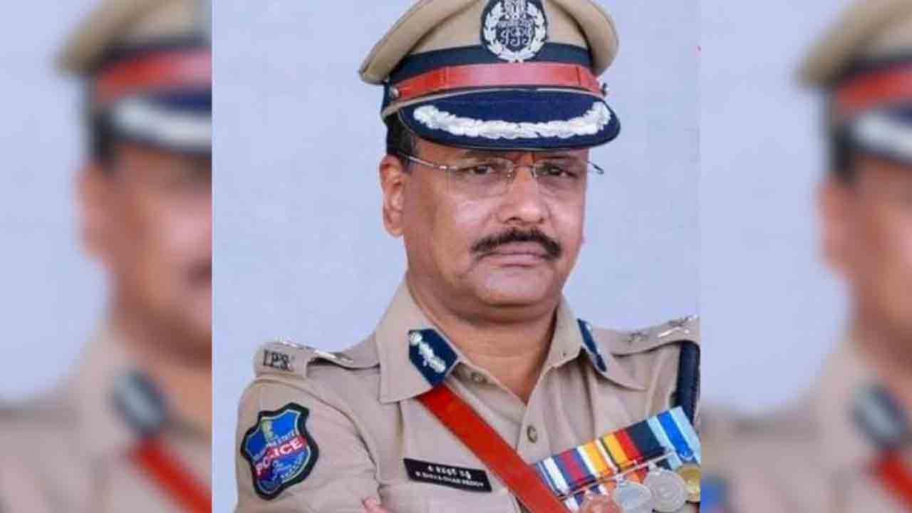 ప్రయాణికులకు పోలీసుల మానవతా సాయం