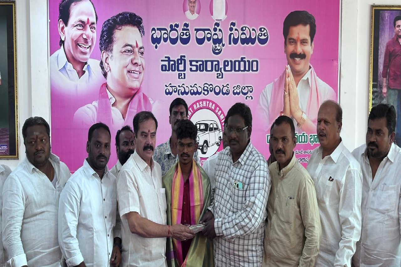 KTR | మాట నిలుపుకున్న కేటీఆర్… నిరుపేద ఎంబీబీఎస్ విద్యార్థికి తక్షణ సాయం
