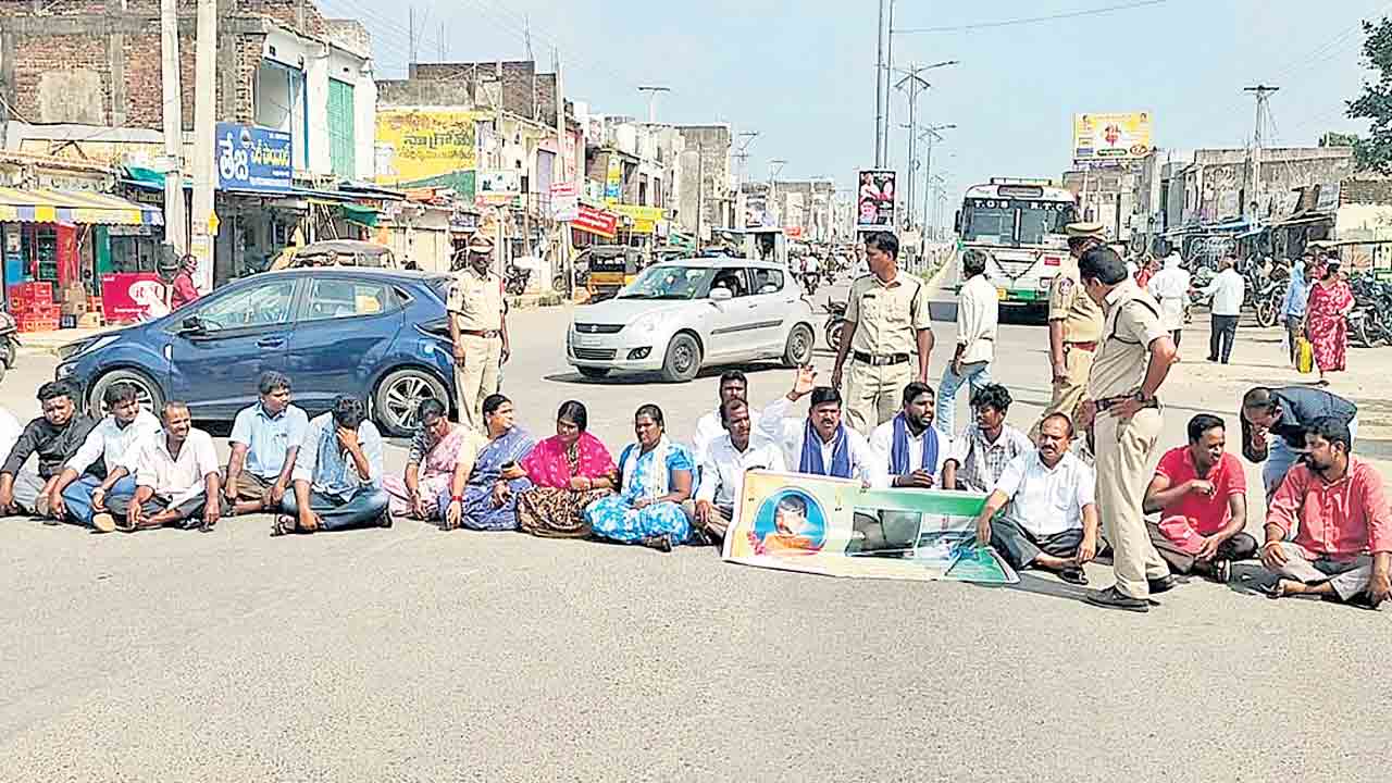 మంత్రి వ్యాఖ్యలపై భగ్గుమన్న దళితులు