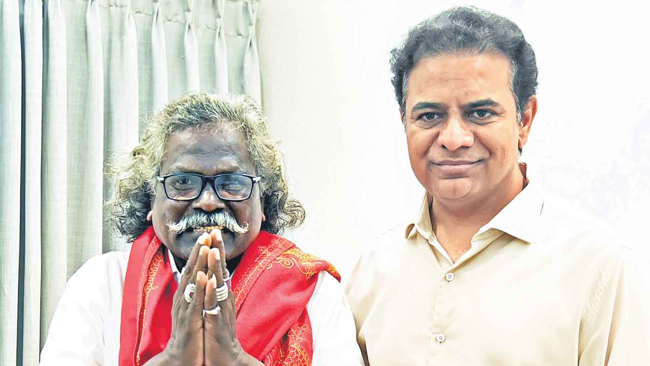 కబ్జాదారులు ఇల్లు, గోడలు కూలగొట్టిండ్రు.. నా భూమిని కాపాడుండ్రి.. కేటీఆర్‌కు మొరపెట్టుకున్న దర్శనం మొగులయ్య