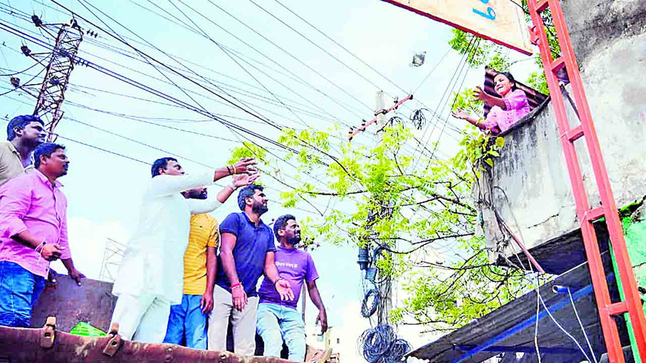 విపత్తులో బాధితులకు అండగా బీఆర్‌ఎస్‌
