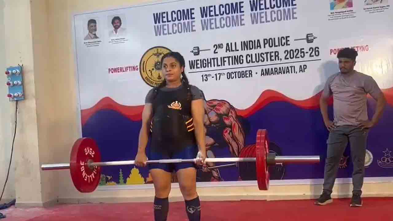 145 కిలోల బరువు ఎత్తిన 7 నెలల గర్భిణి