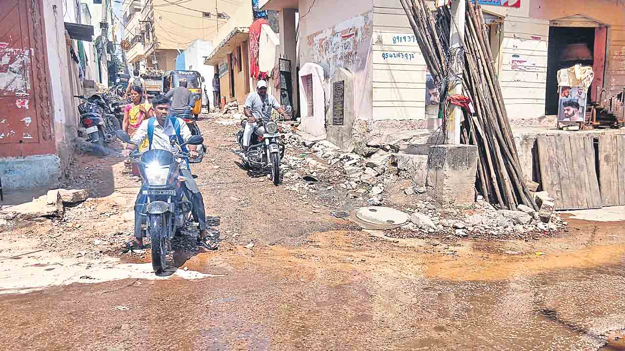బస్తీల్లో సమస్యలు కాంగ్రెస్‌ పాలనలో అస్తవ్యస్తం