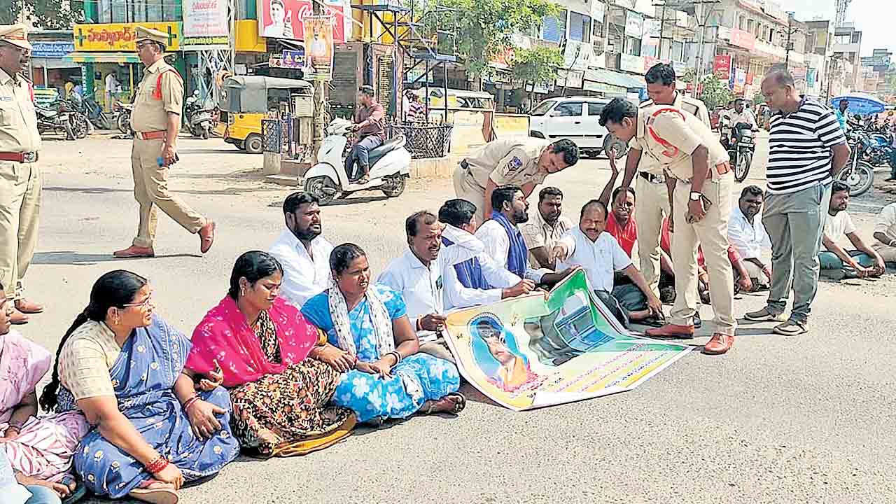 పొన్నం వ్యాఖ్యలు అర్థరహితం.. దళిత సంఘాల ఆధ్వర్యంలో ధర్నా