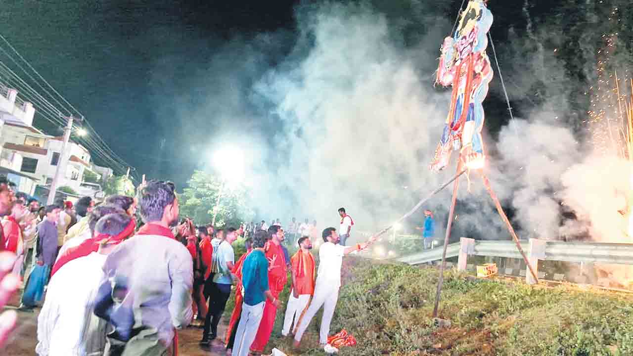 వైభవంగా దసరా వేడుకలు.. భక్తి శ్రద్ధలతో శమీ పూజలు