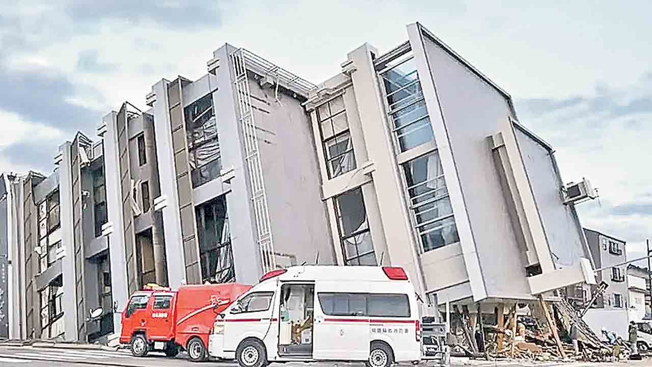 జపాన్‌లో భూకంపం దెబ్బతిన్న భవనాలు