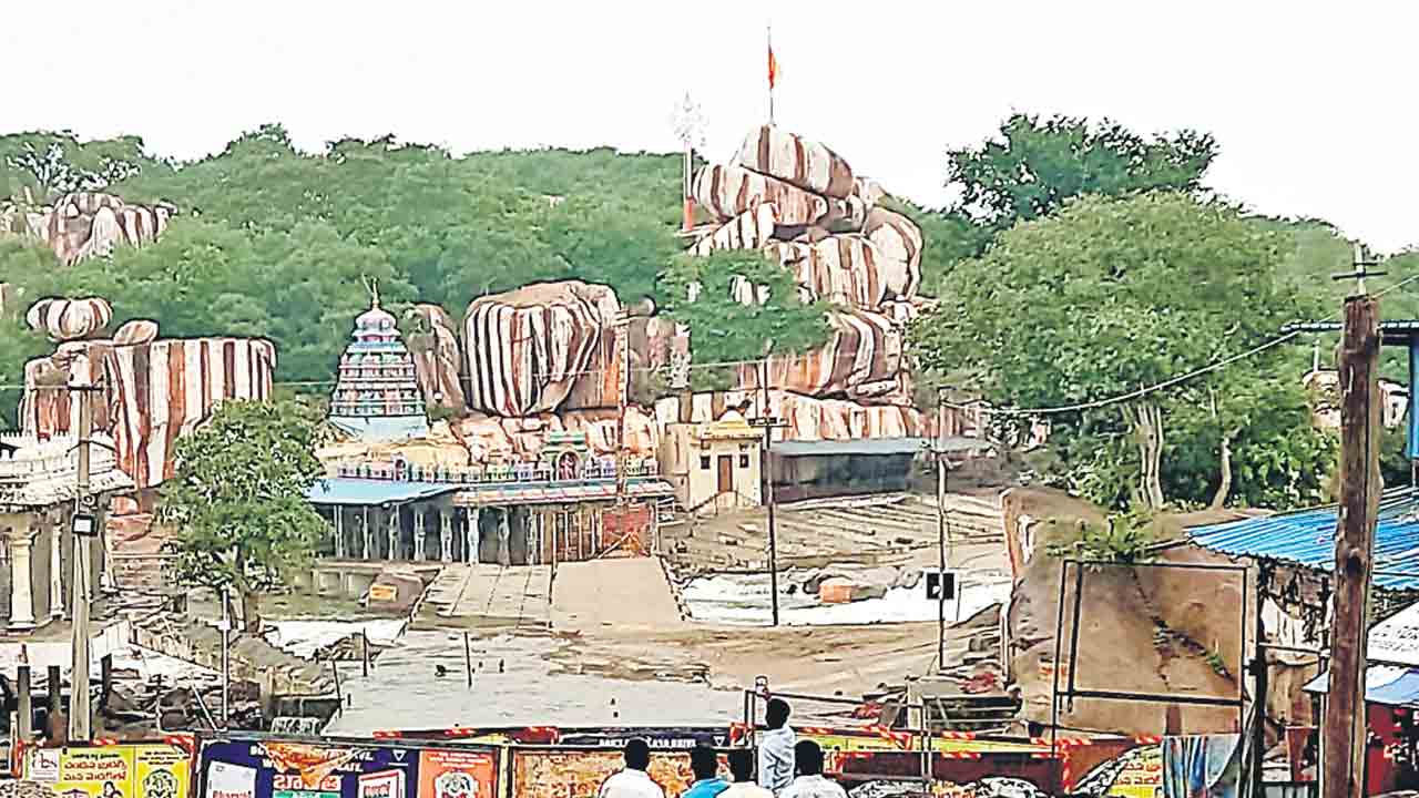 వనదుర్గమ్మ ఆలయం మళ్లీ మూత