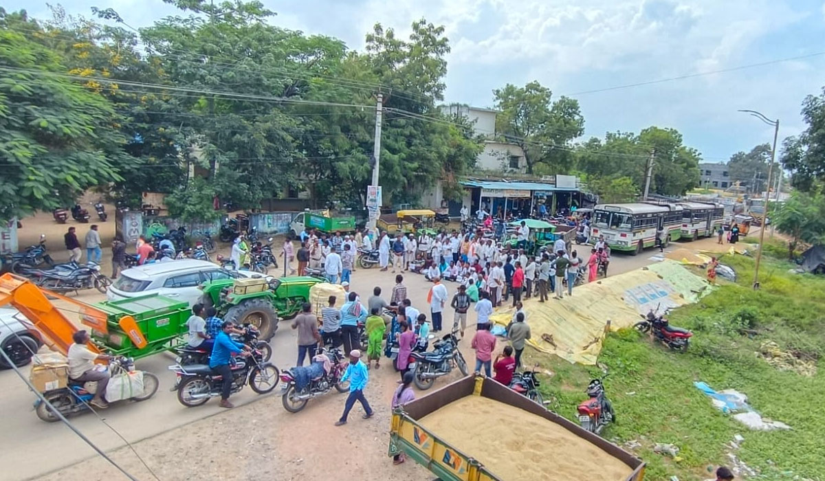 Farmers protest | కోటగిరిలో తరుగుపేరిట కోతలు విధిస్తున్నారని ప్రధాన రహదారి పై రైతుల ధర్నా రాస్తారోకో