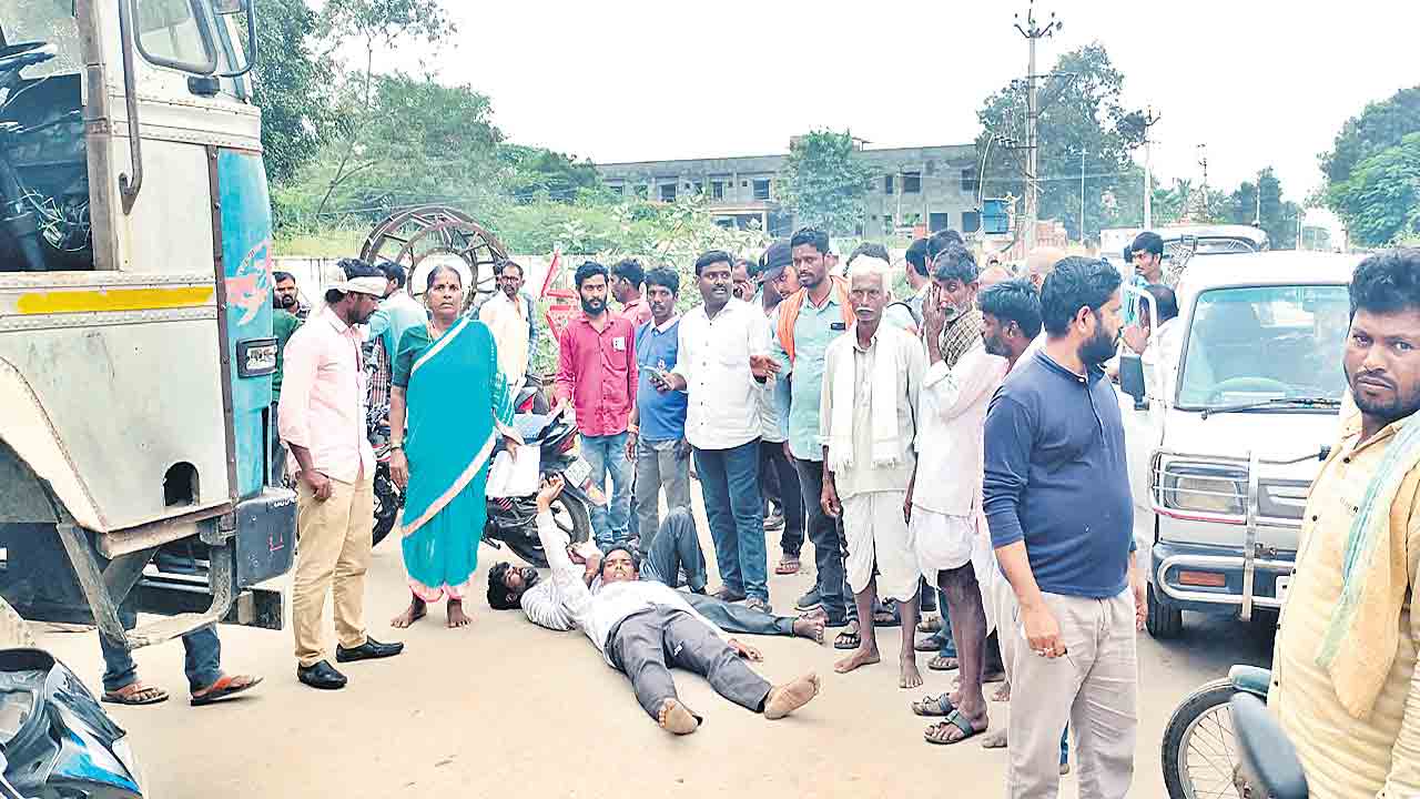 ధాన్యం తడుస్తున్నా టార్పాలిన్లు ఇవ్వరా ?