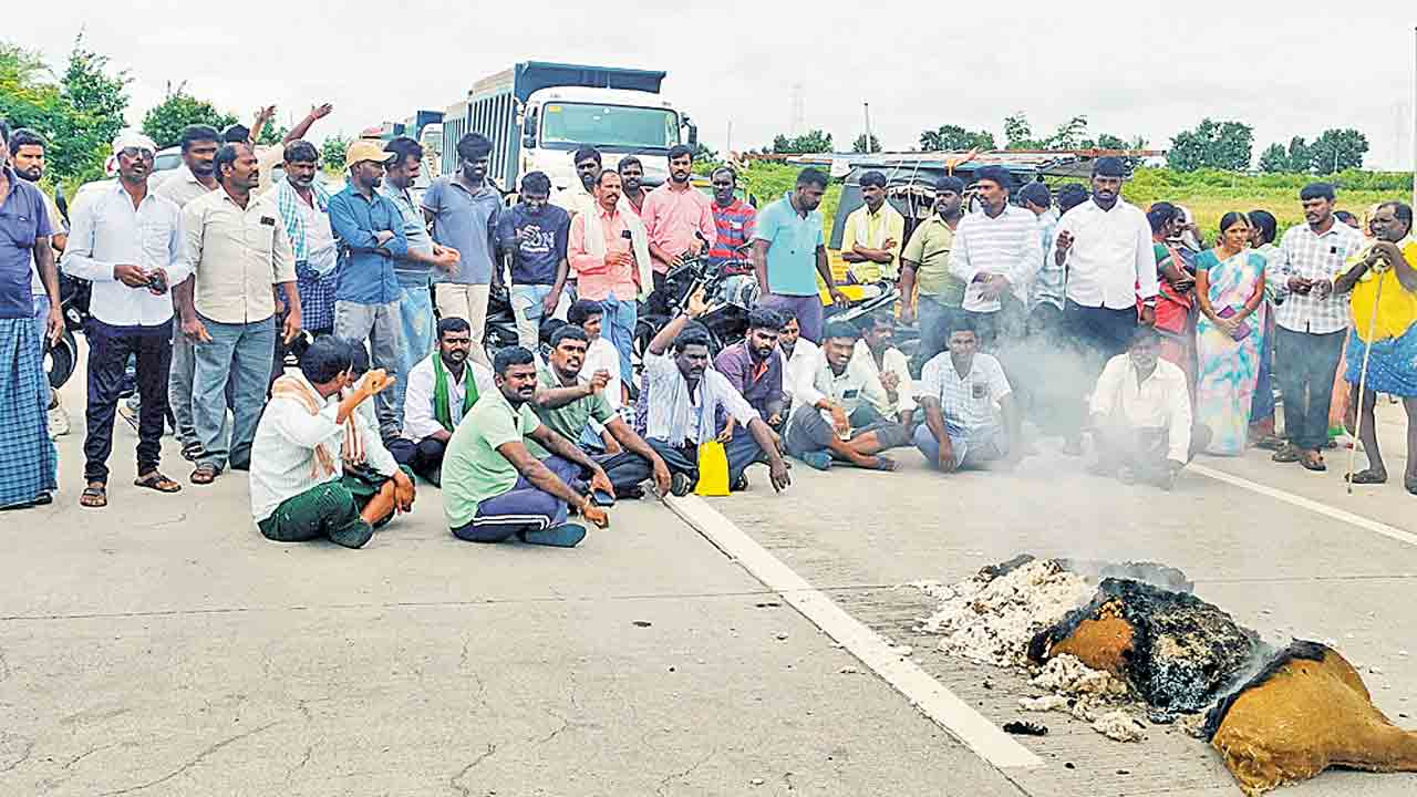 పత్తి అమ్మకానికి పడిగాపులు.. మార్కెట్ యార్డులో రైతుల ఆందోళన