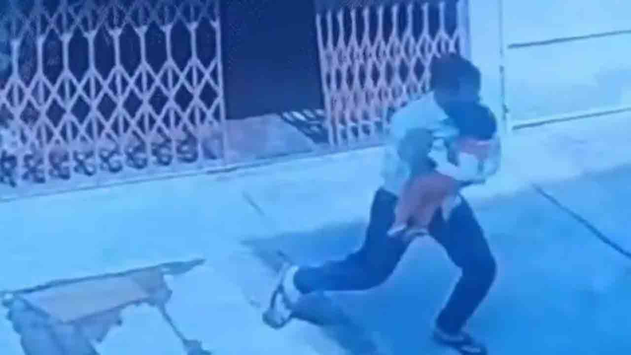 Watch: ఏడాదిన్నర కుమార్తెను కిడ్నాప్‌ చేసిన తండ్రి.. వీడియో వైరల్‌