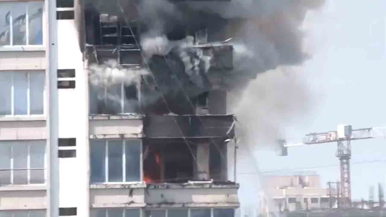 Fire accident | వాణిజ్య భవనంలో భారీ అగ్నిప్రమాదం.. బిల్డింగులో చిక్కుకున్న పలువురు.. Video