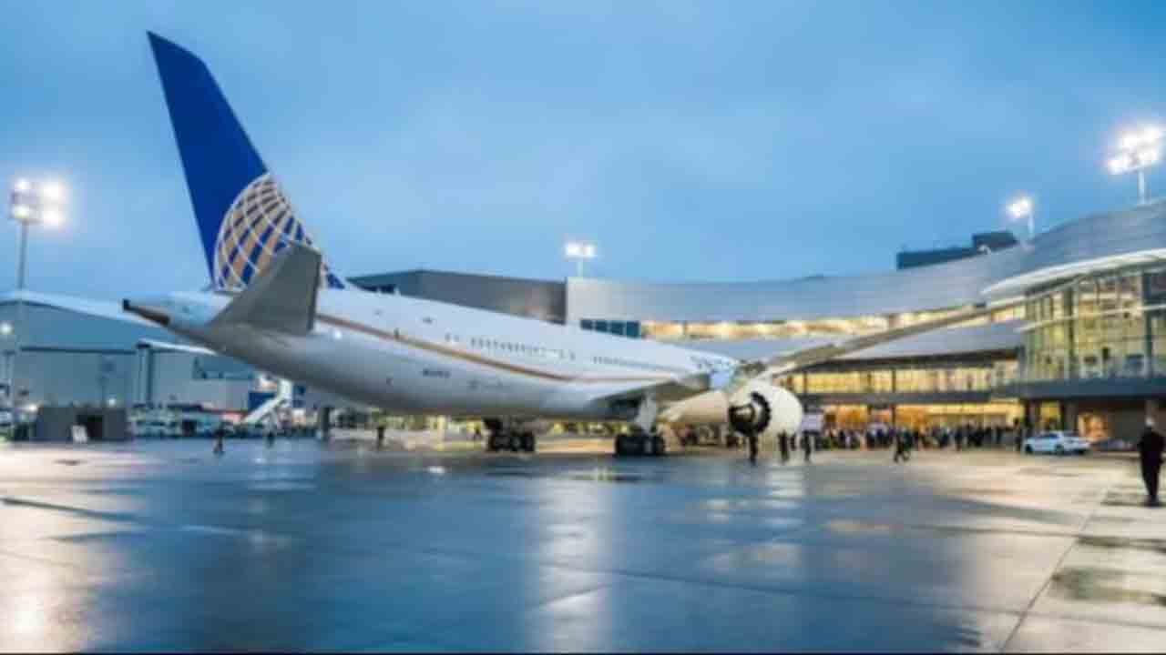 US airports | షట్డౌన్ ఎఫెక్ట్.. అమెరికాలో విమాన సర్వీసులపై తీవ్ర ప్రభావం