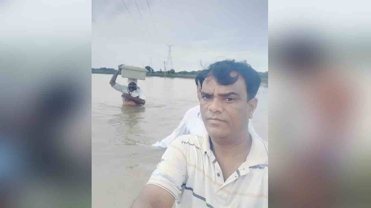 Zahirabad | సాహసం.. వరద నీటిలోకి వెళ్లి తాగునీటి సరఫరాను తీర్చిన యువకులు