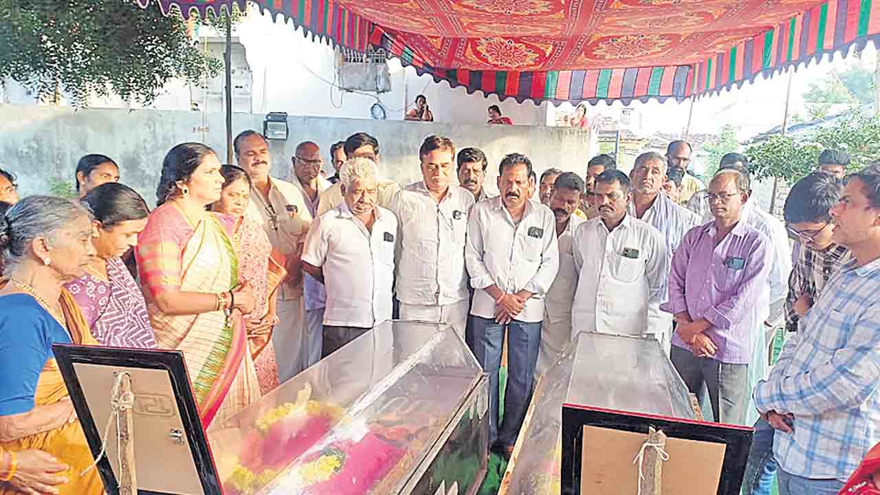 తల్లీబిడ్డ సజీవదహనం బాధాకరం