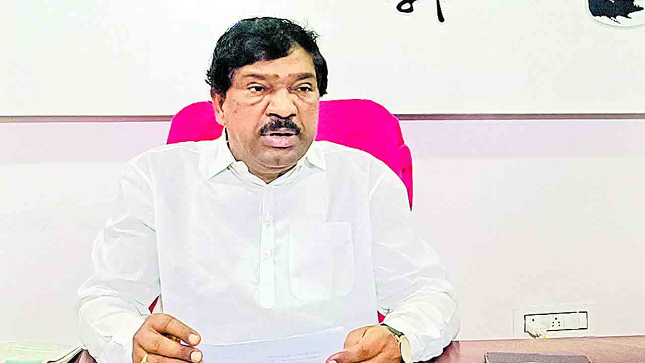 పరామర్శకు వచ్చి రాజకీయాలా?