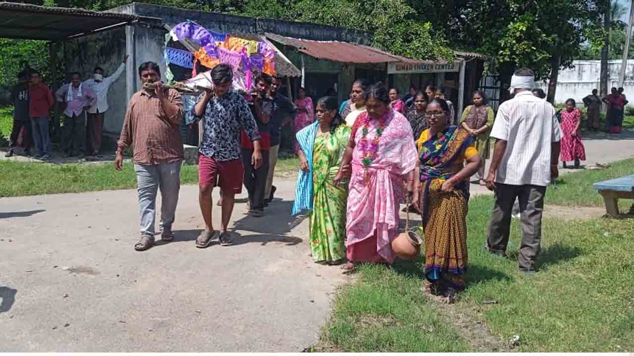 Tragedy | గ్రామంలో విషాదం..కొడుకు అకాల మృతి..తలకొరివి పెట్టిన తల్లి