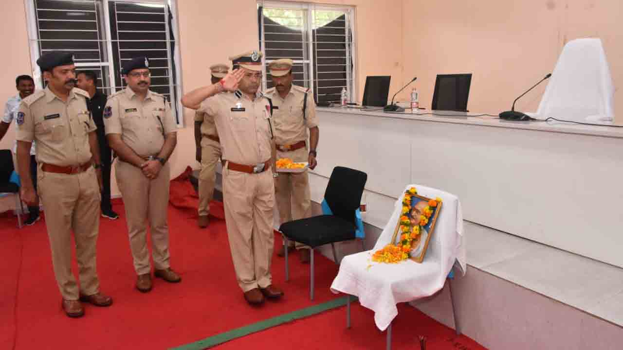 Gandhi Jayanti | అహింసే ఆయుధం.. అందరికి ఆదర్శం మహాత్ముని జీవితం : సీపీ అంబర్ కిషోర్ ఝా