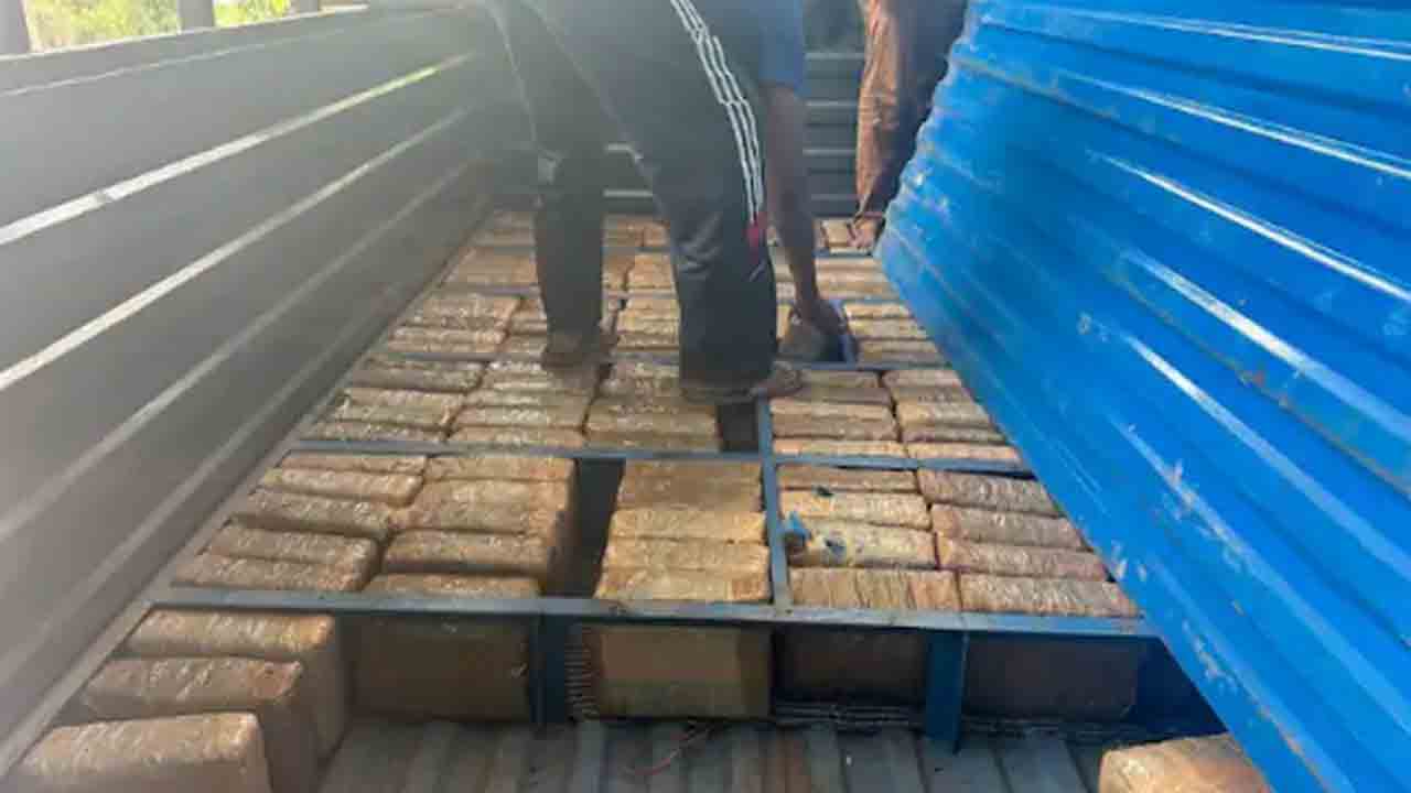 Ganja Worth Rs 2 Crore seized | లారీలో రహస్యంగా దాచి రవాణా.. రూ.2 కోట్ల   విలువైన గంజాయి స్వాధీనం