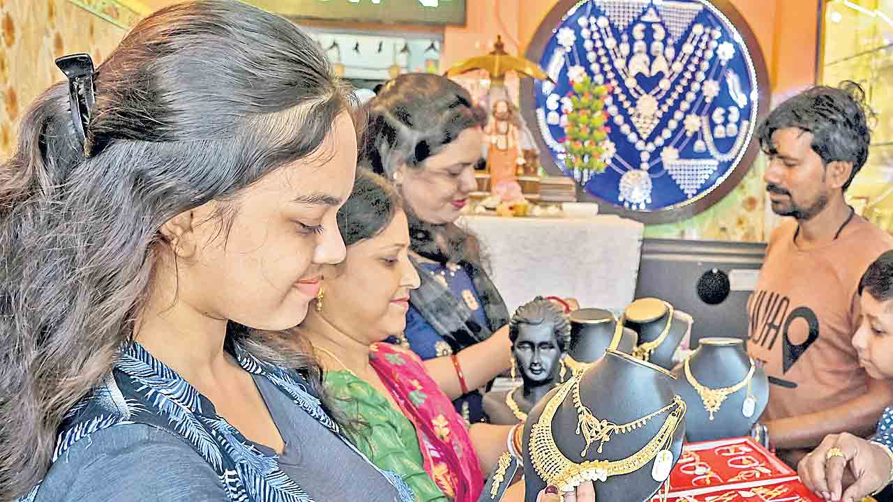దిగొస్తున్న బంగారం ధరలు