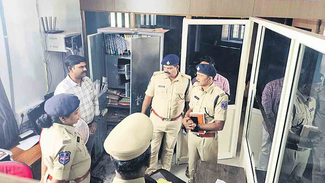 ఇంజినీరింగ్‌ కాలేజీలో భారీ చోరీ!