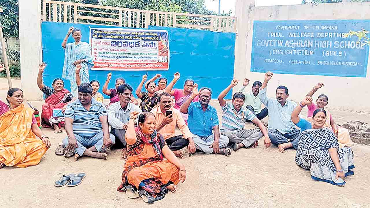 మొదటి తారీఖున జీతం.. అబద్ధం!.. సర్కారు తీరుపై గురుకుల టీచర్ల ఆగ్రహం