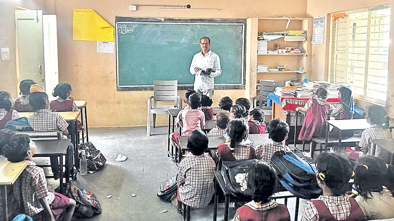 ఒకే టీచర్‌.. 80మంది స్టూడెంట్స్‌