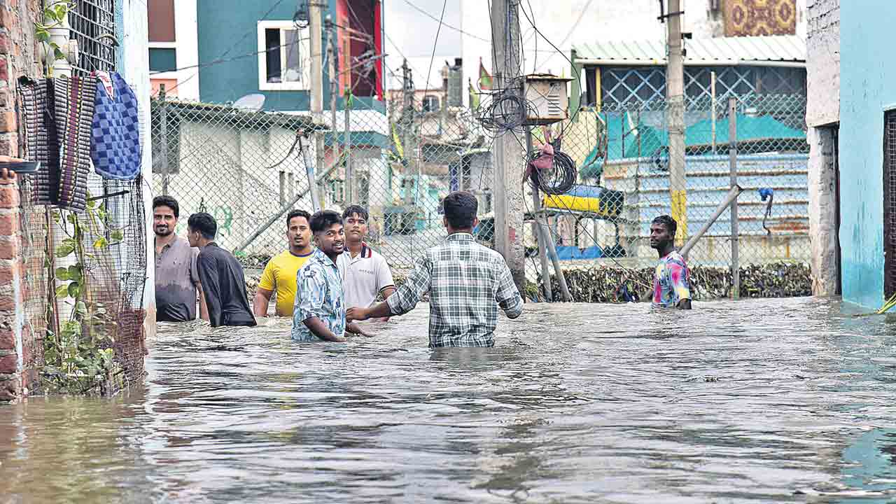 బస్తీలను ముంచింది.. కృత్రిమ వరదే!
