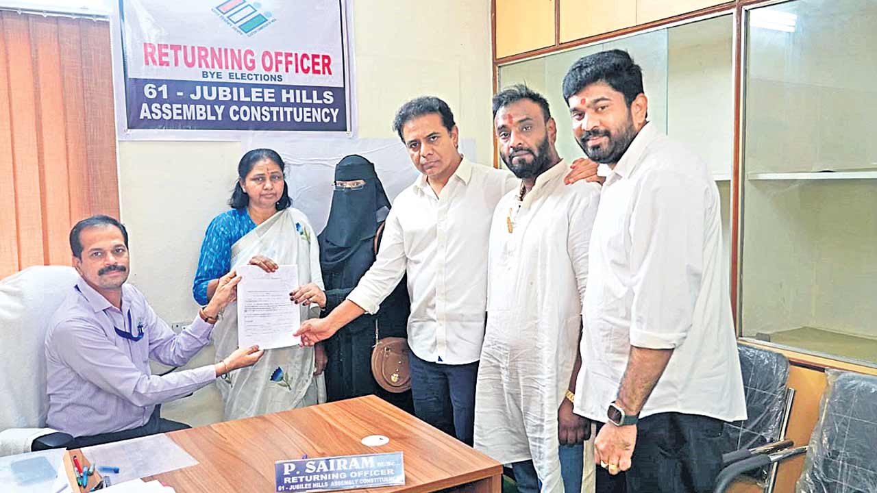 సునీతతో బాధితురాలు.. నవీన్‌ వెంట నిందితురాలు